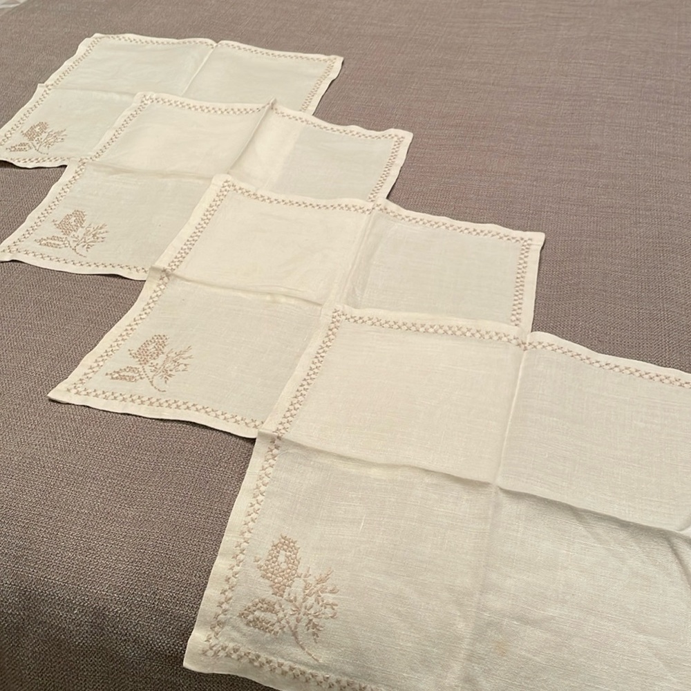 Vintage Set of 4 Linen Napkins with Cross Stitch Accents 14x14